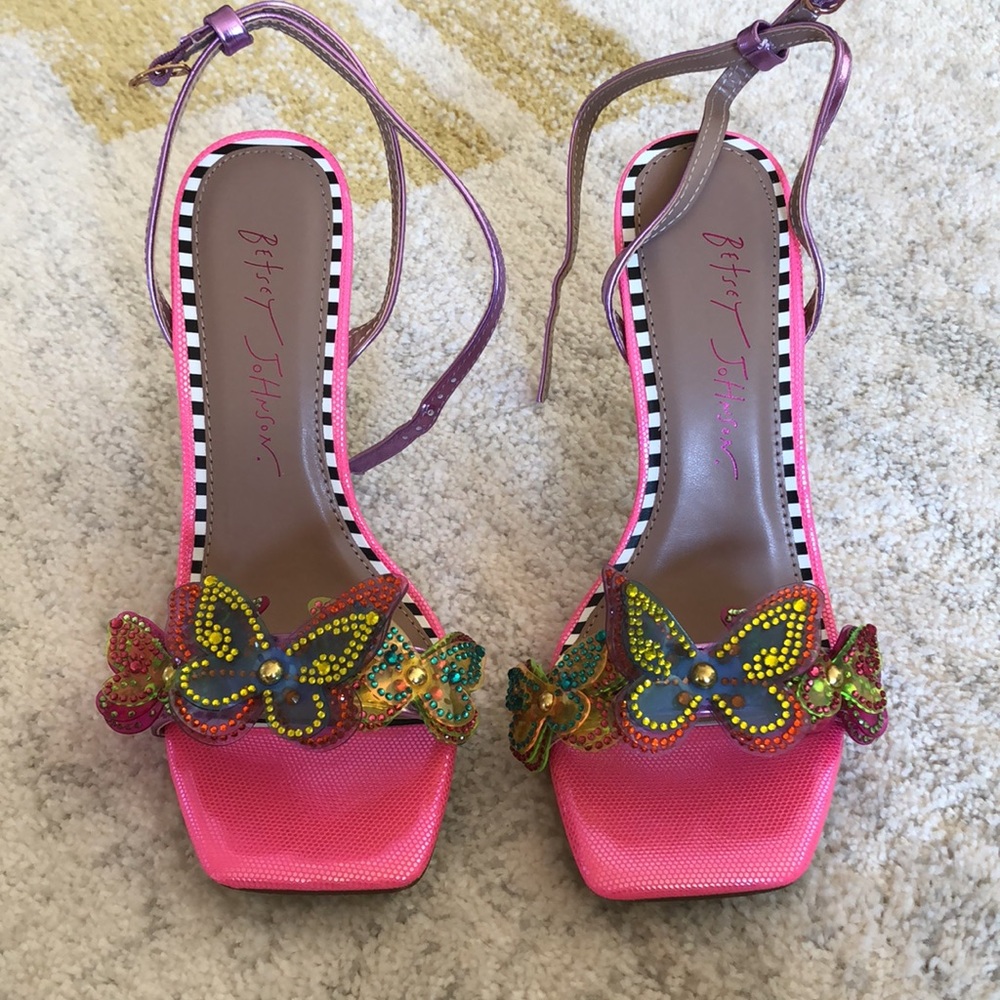 NWOB Betsey Johnson Gordon Wedge Sandals 🦋 - Picture 2 of 4